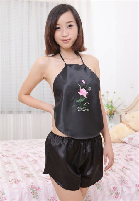 肚兜美女图片