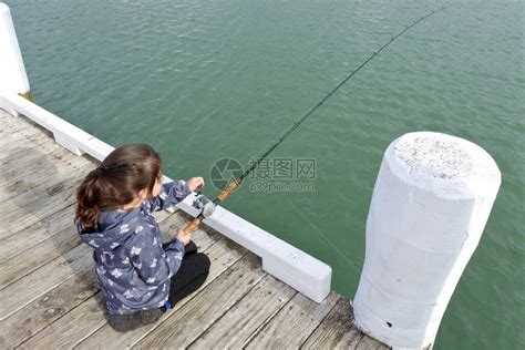 女孩10岁持有渔船码头捕鱼的渔棍高清图片下载-正版图片506517357-摄图网