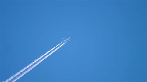 飞机飞行图片-高空飞行的飞机素材-高清图片-摄影照片-寻图免费打包下载