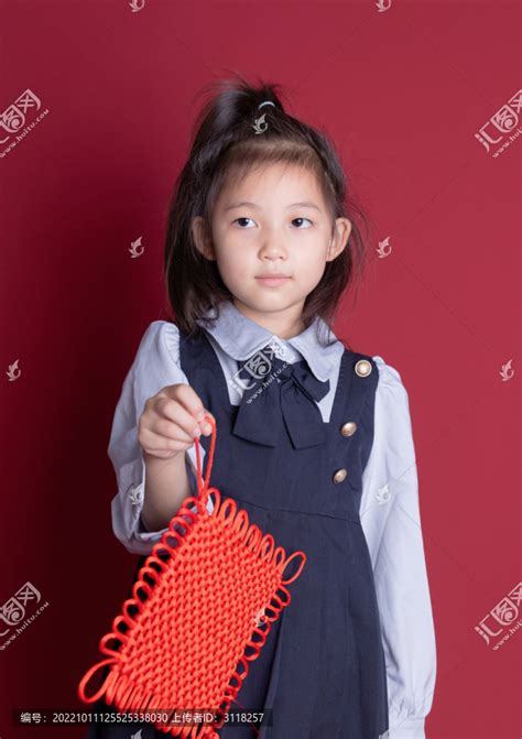 拿着中国结的可爱小女孩,春节,节日摄影,摄影素材,汇图网www.huitu.com