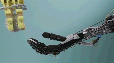 新民晚报数字报-可穿戴式机器人让患者重新站起来
