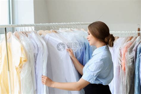 现代干洗店工人穿着衣高清图片下载-正版图片503755155-摄图网