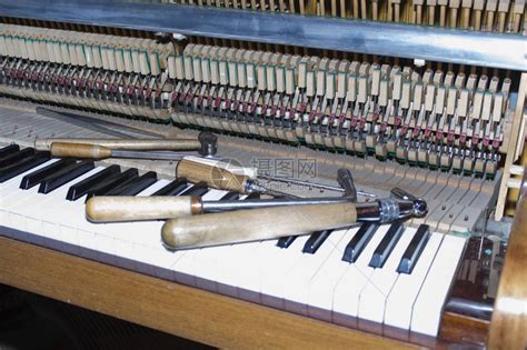 在调音过程中立式钢琴的详细视图高清图片下载-正版图片504991958-摄图网