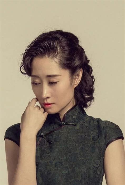 刘敏涛在电影《回廊亭》中的旗袍造型好有故事感啊……