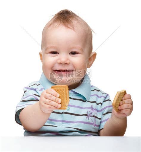 男可爱快乐的小男孩拿着饼干和微笑孤立在白色之上超过保持高清图片下载-正版图片307799307-摄图网