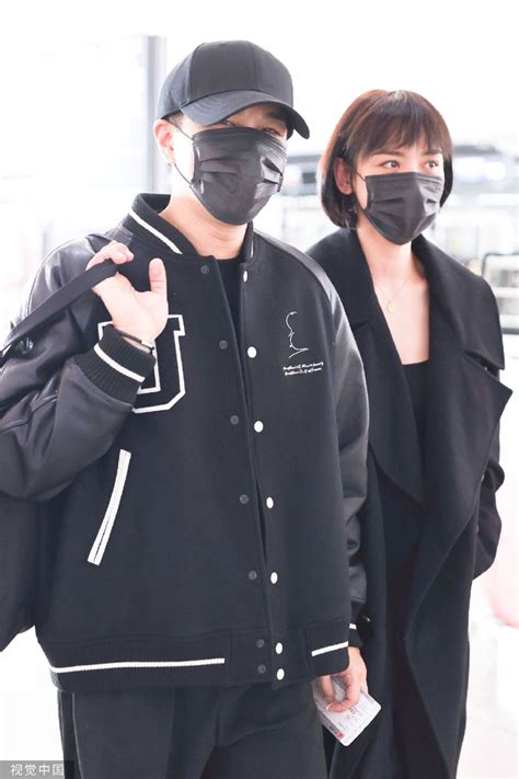 刘恺威和女友李晓峰现身机场 二人同色系穿搭挽手十分甜蜜_新浪图片