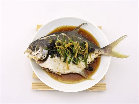 【清蒸金鲳鱼的做法步骤图，清蒸金鲳鱼怎么做好吃】东山海拾记_下厨房
