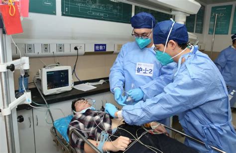 他开着跑车，冲进了医院手术室！_长江云 - 湖北网络广播电视台官方网站