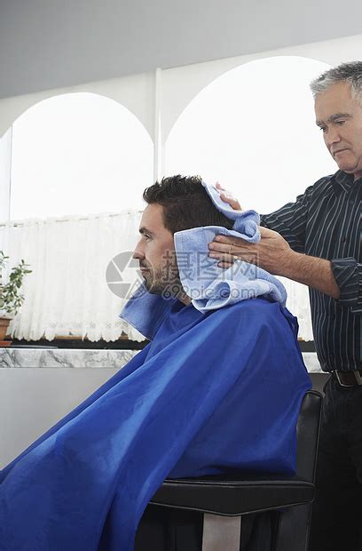 高级理发师在理发店用毛巾洗头发高清图片下载-正版图片321860551-摄图网