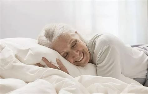 大家被“8小时睡眠论”欺骗了？60岁后，最佳睡眠时间是多久？_影响_皮肤_建议