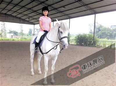 马厩里安抚马的年轻女子高清图片下载-正版图片507676300-摄图网