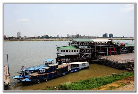 2023湄公河是柬埔寨重要观光景点，河边游览船很多。两岸景色差异很大，市区部分有高楼大厦，金碧辉煌的庙宇_湄公河-评论-去哪儿攻略