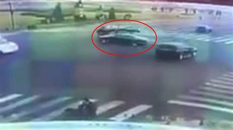 大连惨烈车祸 SUV侧翻女子甩出被自己车压倒身亡_腾讯视频