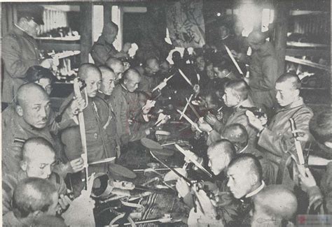 九一八事变老照片：前面是逃跑的东北军 后面是坚守被俘的警察