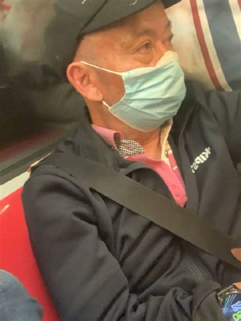 太爽了！ 南京地铁二号线有陌生老头搂着素不相识的乘客……|南京地铁_新浪新闻