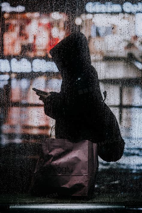一个人站在雨中的图片,一个人站在雨中图片,站在雨中的图片_大山谷图库