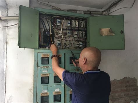 社区改善老旧电线电表 整治乱拉电线_线路