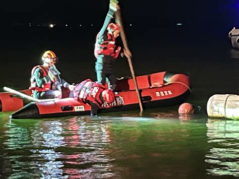 4人赶海被困海上浅滩，消防历经3小时成功救援