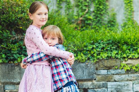 两个可爱的孩子姐和她的弟互相拥高清图片下载-正版图片503365494-摄图网