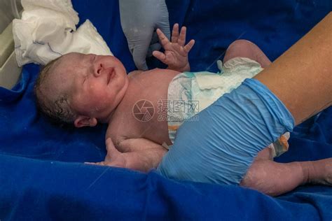 刚出生的婴儿宝刚到高清图片下载-正版图片506715369-摄图网