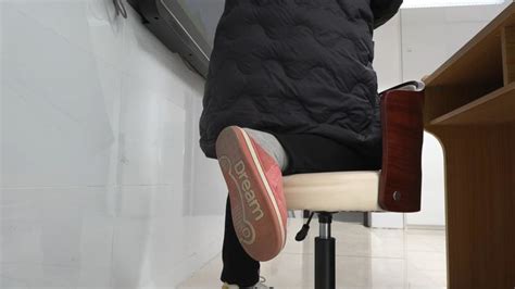 女教师脚骨折，跪椅子上给学生上课_凤凰网视频_凤凰网