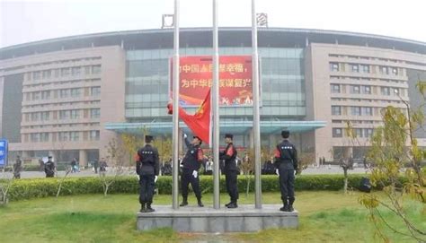 五星红旗迎风飘扬，济宁市第一人民医院举行升旗仪式，对新入职人员进行爱国主义教育