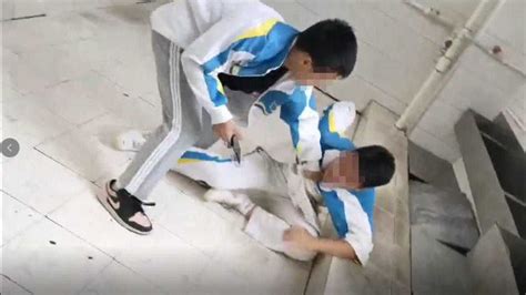 河南鹤壁一初中生校内遭同学殴打刺伤 家长质疑：学校怎会让学生带匕首上学？_腾讯视频