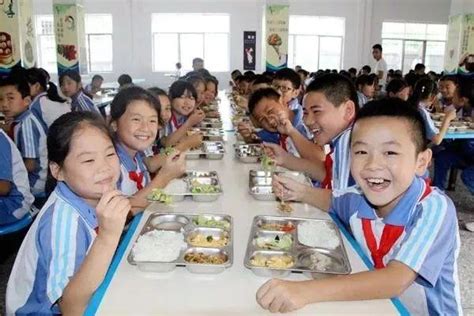 给学生餐卡返钱的“网红”中学食堂：11年没变的5元餐_凤凰网资讯_凤凰网