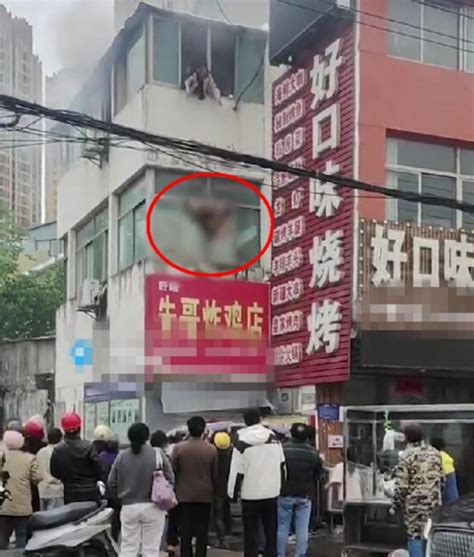江苏淮安一楼房3楼突发火灾，女子将两小孩扔下楼被安全接住，自己不幸身亡-大河新闻