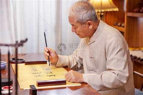 老年男性在家练书法毛笔字高清图片下载-正版图片501798017-摄图网