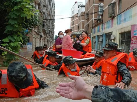 郑州暴雨亲历者：回家途中救了两个人 看见有人被冲走_手机新浪网