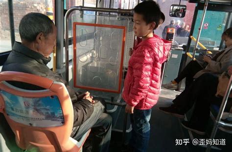地铁上6岁女孩给奶奶让座，老人嫌弃孩子太慢，将书包扔在地上|老人|地铁|家长_新浪新闻