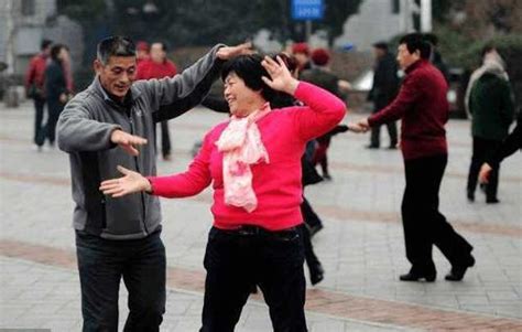 【专题】老年人跳广场舞健身时记住哪些事_健康经验