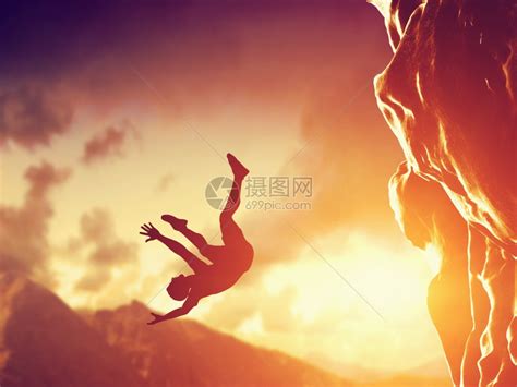 一个人跳过悬崖跳到成功高清图片下载-正版图片505184881-摄图网