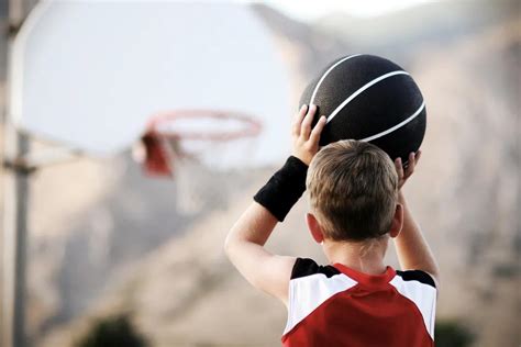 体育教学部开展教研活动学习篮球三步上篮动作要领