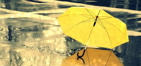 唯美雨天黄色雨伞背景背景图片素材免费下载_熊猫办公