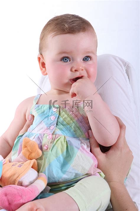 妈妈抱着的女婴高清摄影大图-千库网