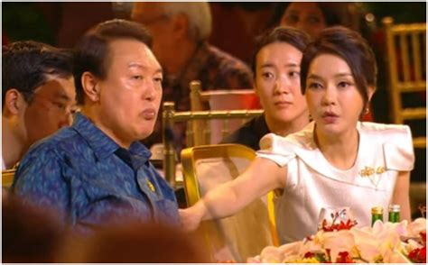 金建希对尹锡悦做出“无礼”手势？韩总统夫妇G20欢迎宴上引争议|印度尼西亚|文化日报|手势_新浪新闻