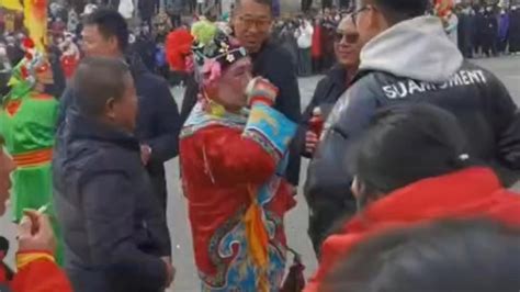 福建漳州农村出殡民俗仪式，两三百人敲锣打鼓为老人送行，真壮观