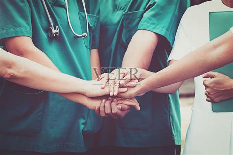 医生和护士协调双手。团队合作理念照片摄影图片_ID:157786673-Veer图库