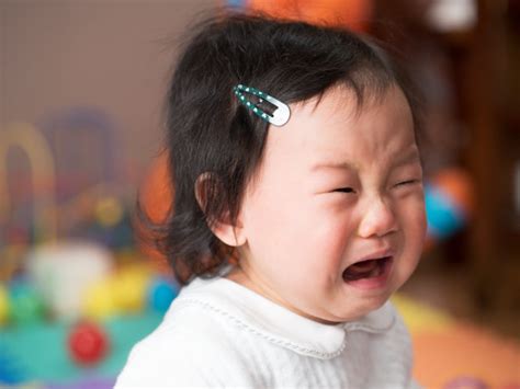婴儿哭泣照片_婴儿哭泣摄影图片_摄影图片素材库-Veer图库