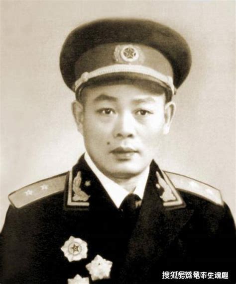 解放军最奇葩的一个师，首任师长授少将，政委却授中将_龙书金