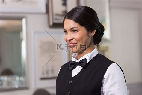 美丽的女服务员微笑高清摄影大图-千库网