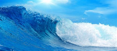 翻滚的蓝色海浪图片-蓝天白云下翻滚的蓝色透明海浪素材-高清图片-摄影照片-寻图免费打包下载