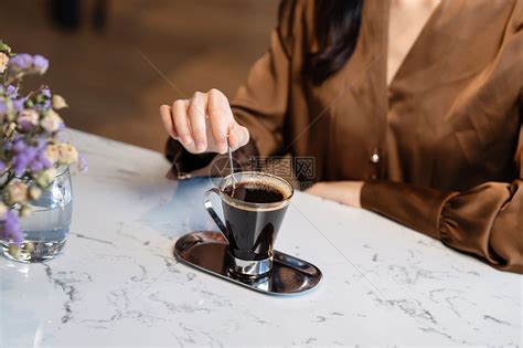 微笑的轻女人咖啡馆喝咖啡高清图片下载-正版图片300644025-摄图网