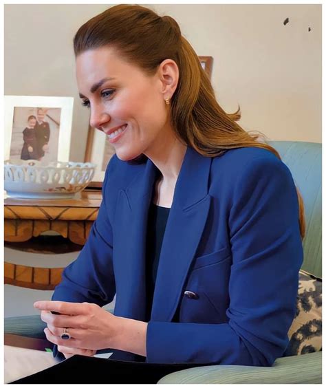 凯特王妃穿海军蓝外套，视频连线乌干达妇女，无视梅根哈里作妖__财经头条
