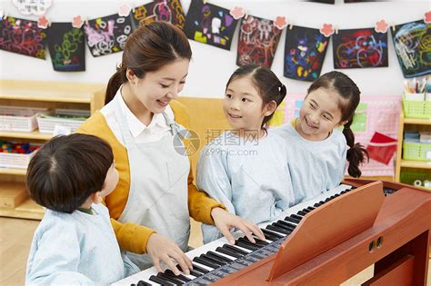 老师带着学生上音乐课高清图片下载-正版图片502040508-摄图网