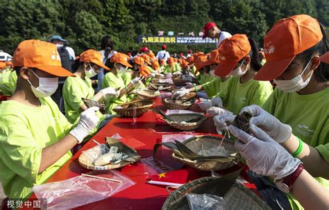 湖北宜昌近万人一起包粽子 成功挑战吉尼斯世界纪录_新浪图片