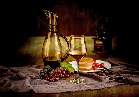 葡萄酒图片-酒桶上的葡萄酒和葡萄素材-高清图片-摄影照片-寻图免费打包下载