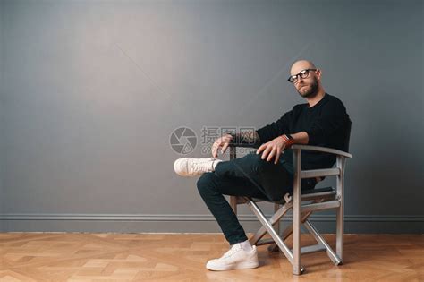 一个现代时尚的男人坐在腿上高清图片下载-正版图片504168593-摄图网